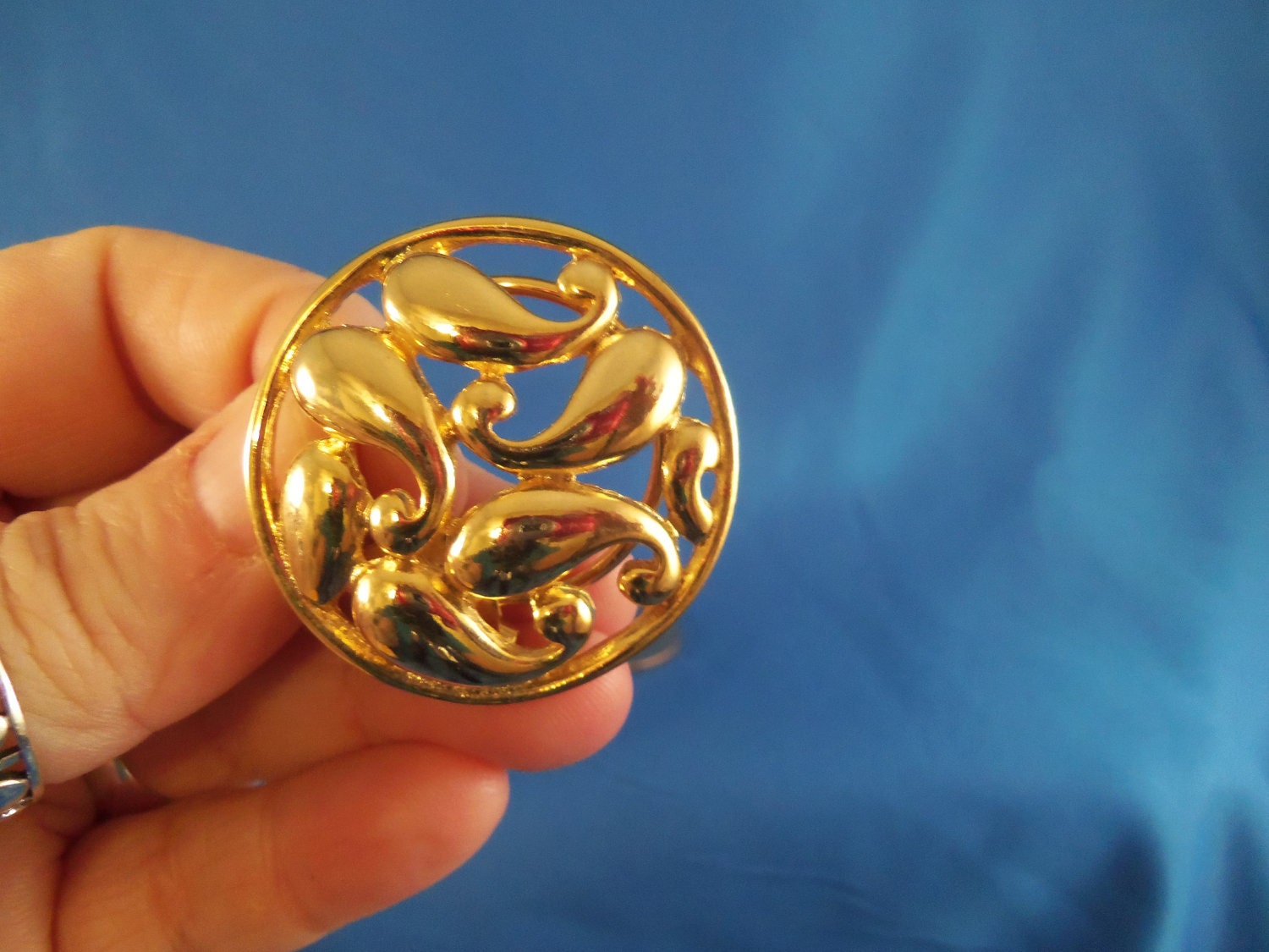 Vintage round gold scarf clip A32