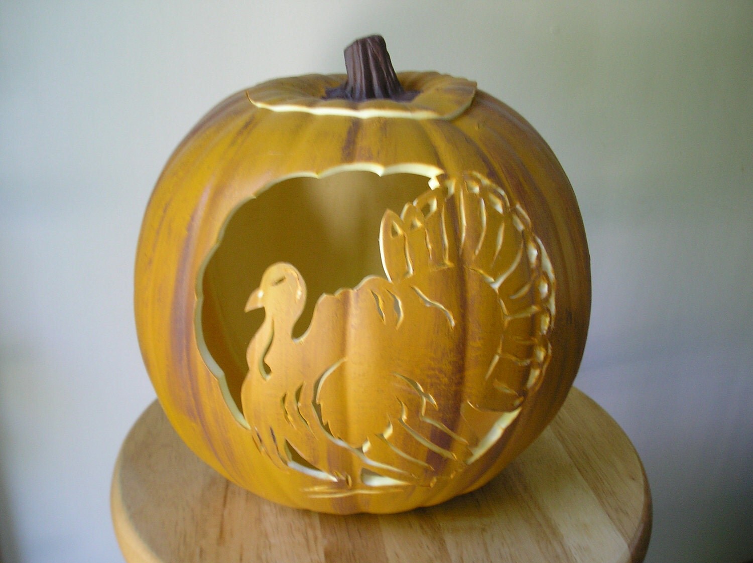 autumn-carved-turkey-pumpkin-centerpiece