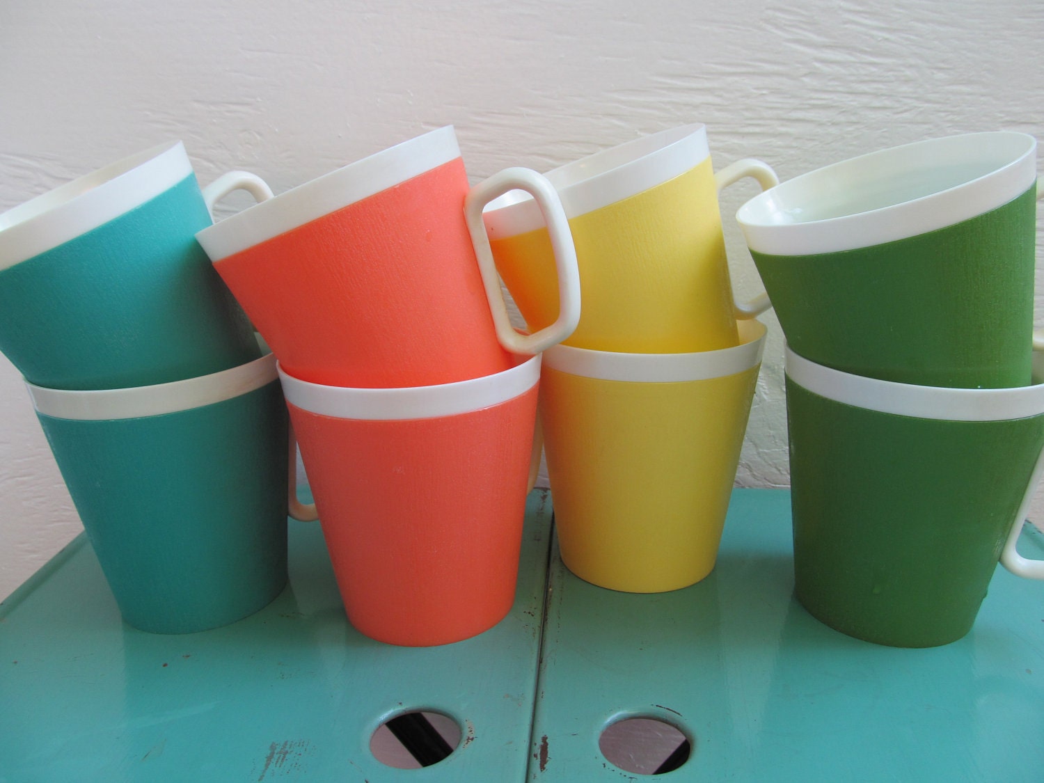 REDUCEDSet of 8 Retro Plastic Coffee Mugs