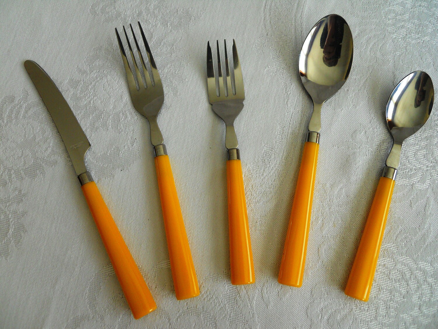Retro 20 Piece Flatware Set. Yellow Mustard Handle.