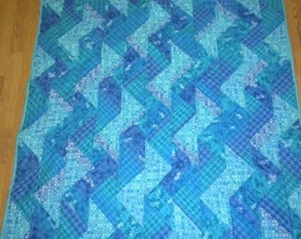 Baby quilt /Waves of blue