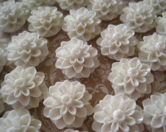 Off White Resin Flower Cabochons / 10 pcs Off White Resin Dahlia Mum 15mm / Flat Backs / No Holes
