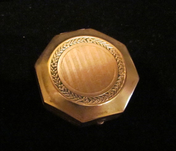 15 Best Compact Makeup Powders Available in India