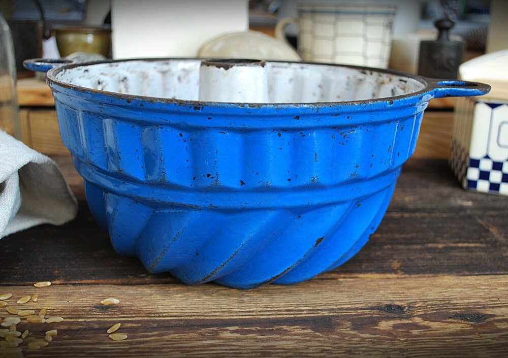 cake pan Bundt cast iron blue heavy inside enamel
