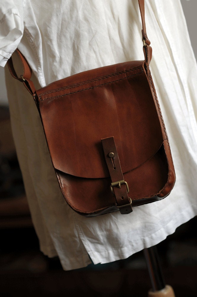 leather shoulder mail bags by ateliereltabo
