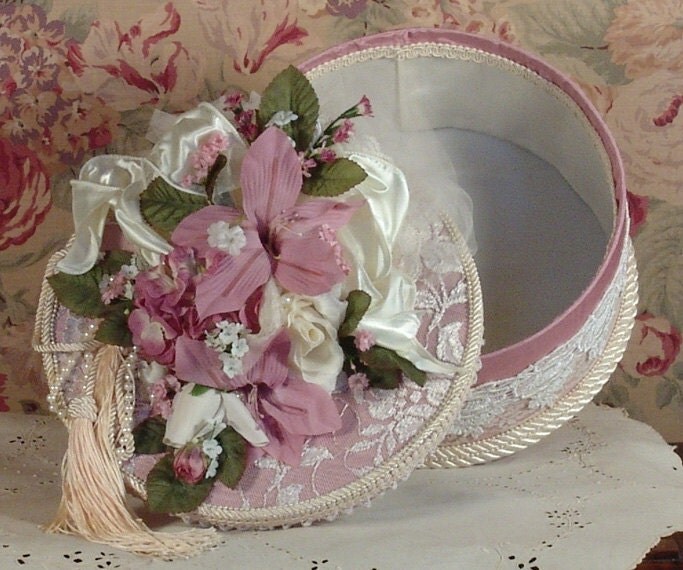 Victorian Rose Keepsake / Trinket / Hat Box Large Round