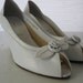 vintage. WHITE. peep toe. ROSE. leather. FLOWER. pumps. 1980s.