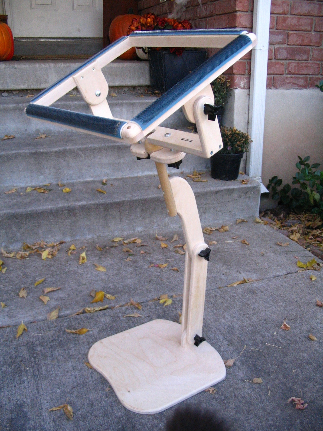 Pioneer II collapsible rug hooking gripper frame