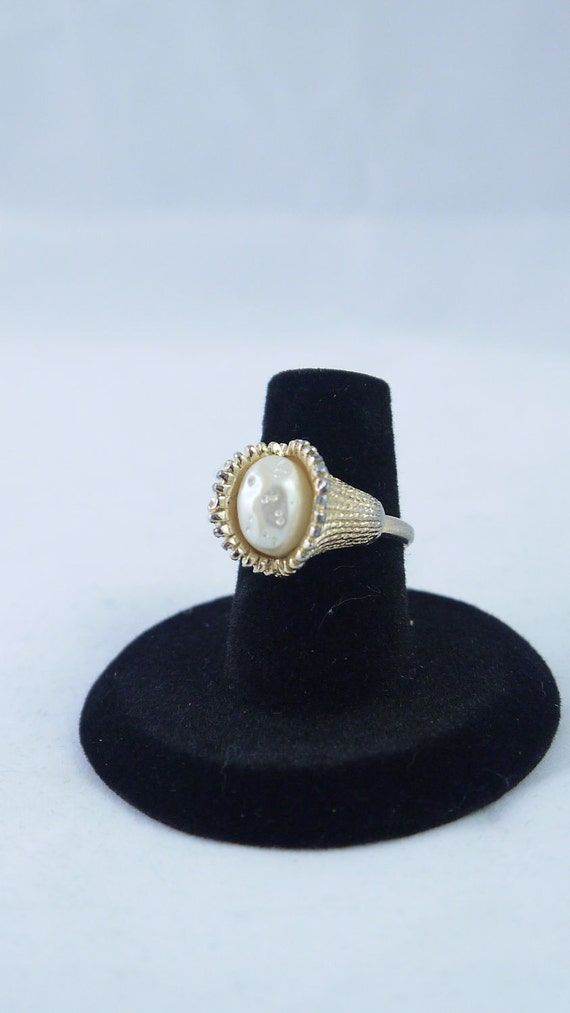 Vintage Signed Sarah Coventry Pearl And Gold Tone Ring