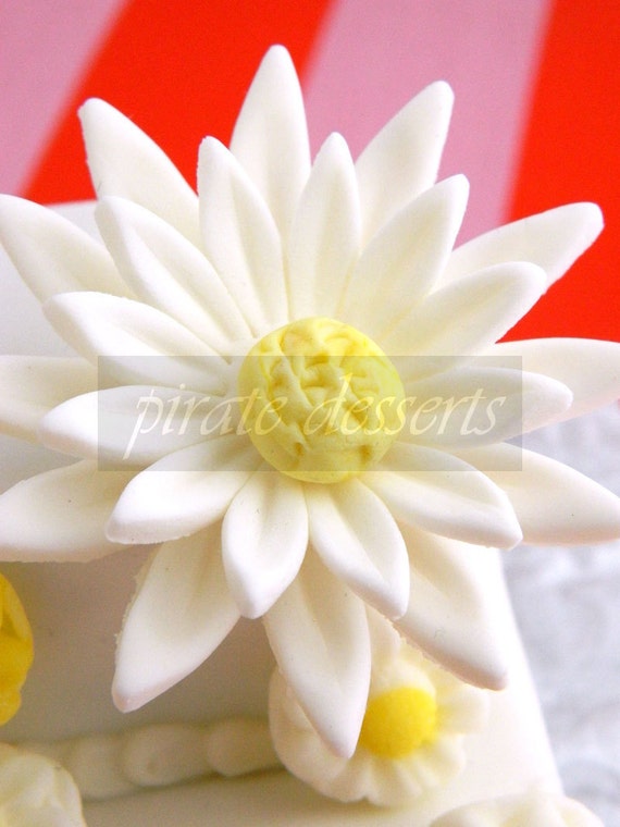 EDIBLE DAISY Cake Topper Sugar Flower Fondant Flower