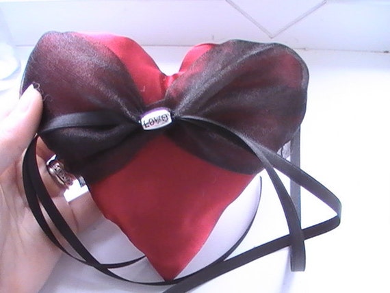 Oreiller anneau de coeur de mariage satin organza noir et rouge Ã  la ...