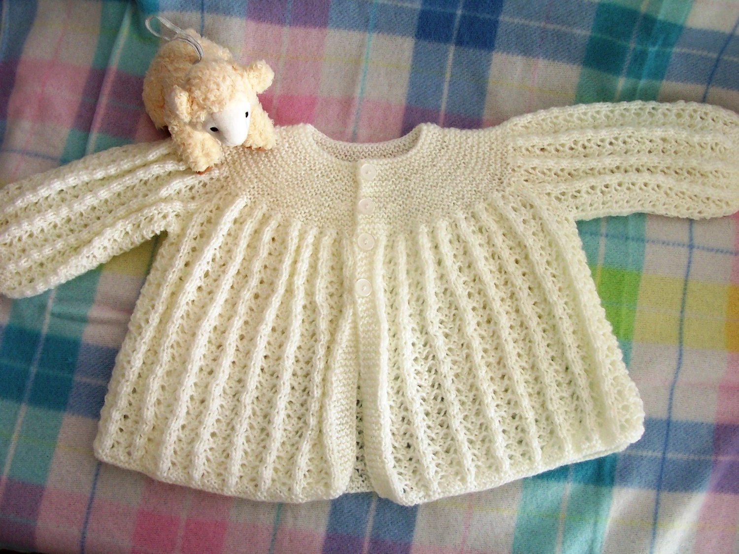 Soft white wool baby jersey/sweater with ribbed pattern for up