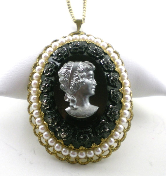 Black Glass Lady Cameo Pendant Necklace Vintage by paleorama