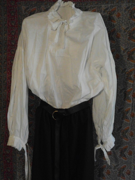 White cotton muslin Elizabethan shirt with full by Gramaprilly