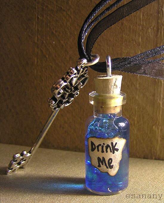 alice-in-wonderland-blue-drink-me-vial-with-skeleton-key