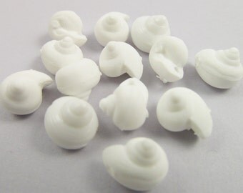 30 Vintage 8mm White Shell Pendants Pd104