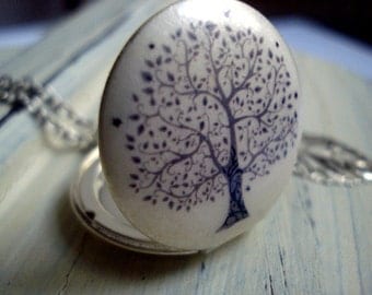 Delicate Tree of Life - Mattfinished silver locket necklace with filigree tree and leaf