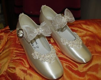 Ready to Ship Girls Size 13 Flower Girls Shoes Off White Satin Mary Janes with beautiful flowers appliqué and bow,Pearls,First Communion