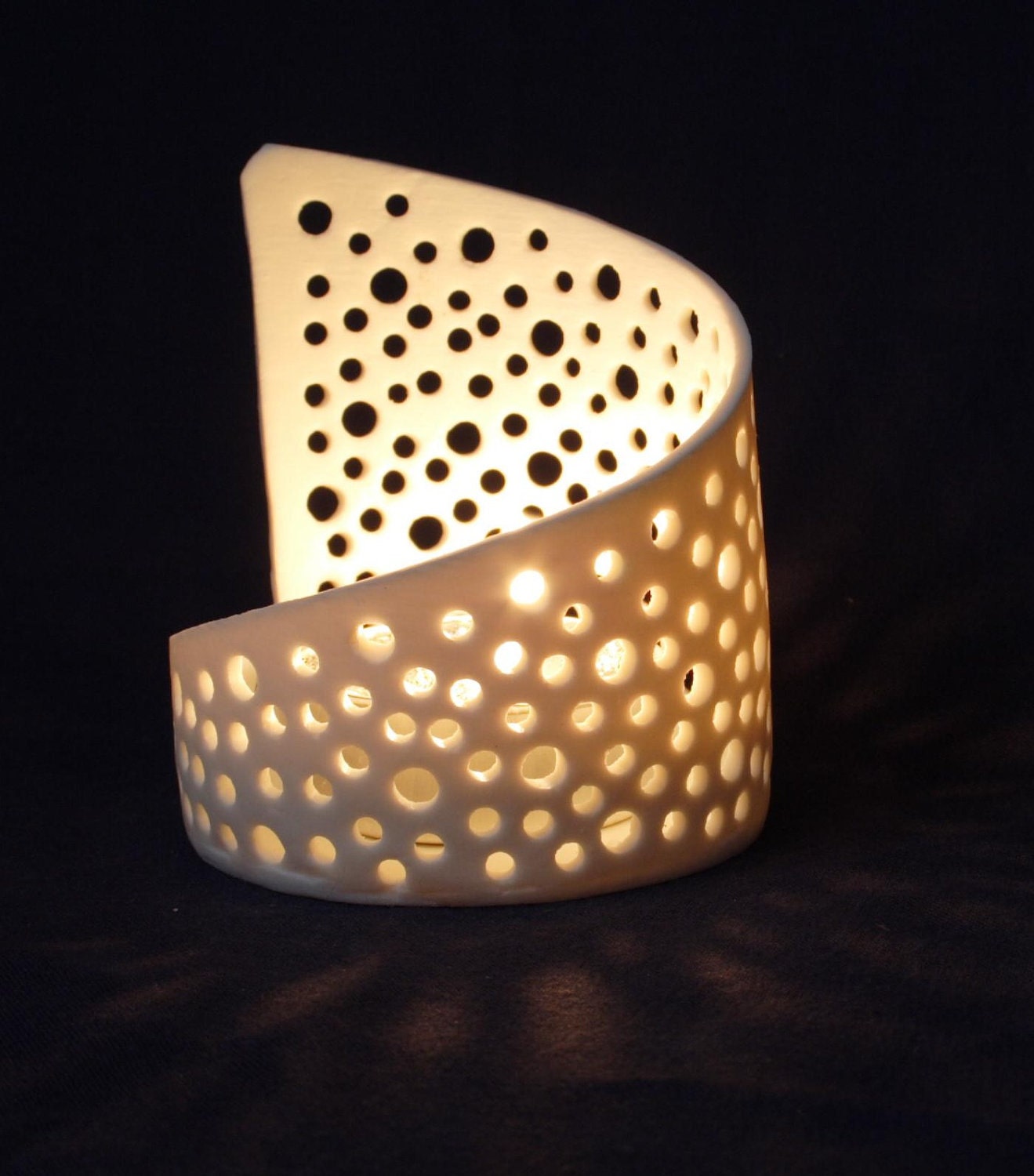 lightvessels-perforated-high-translucent-porcelain-by-linda-pr-fer