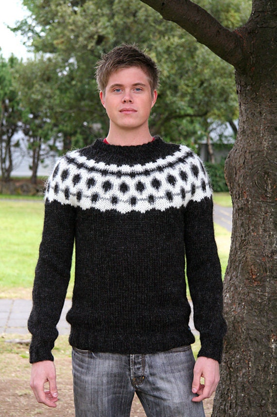Hand knitted Icelandic sweater for men in pure Icelandic wool.