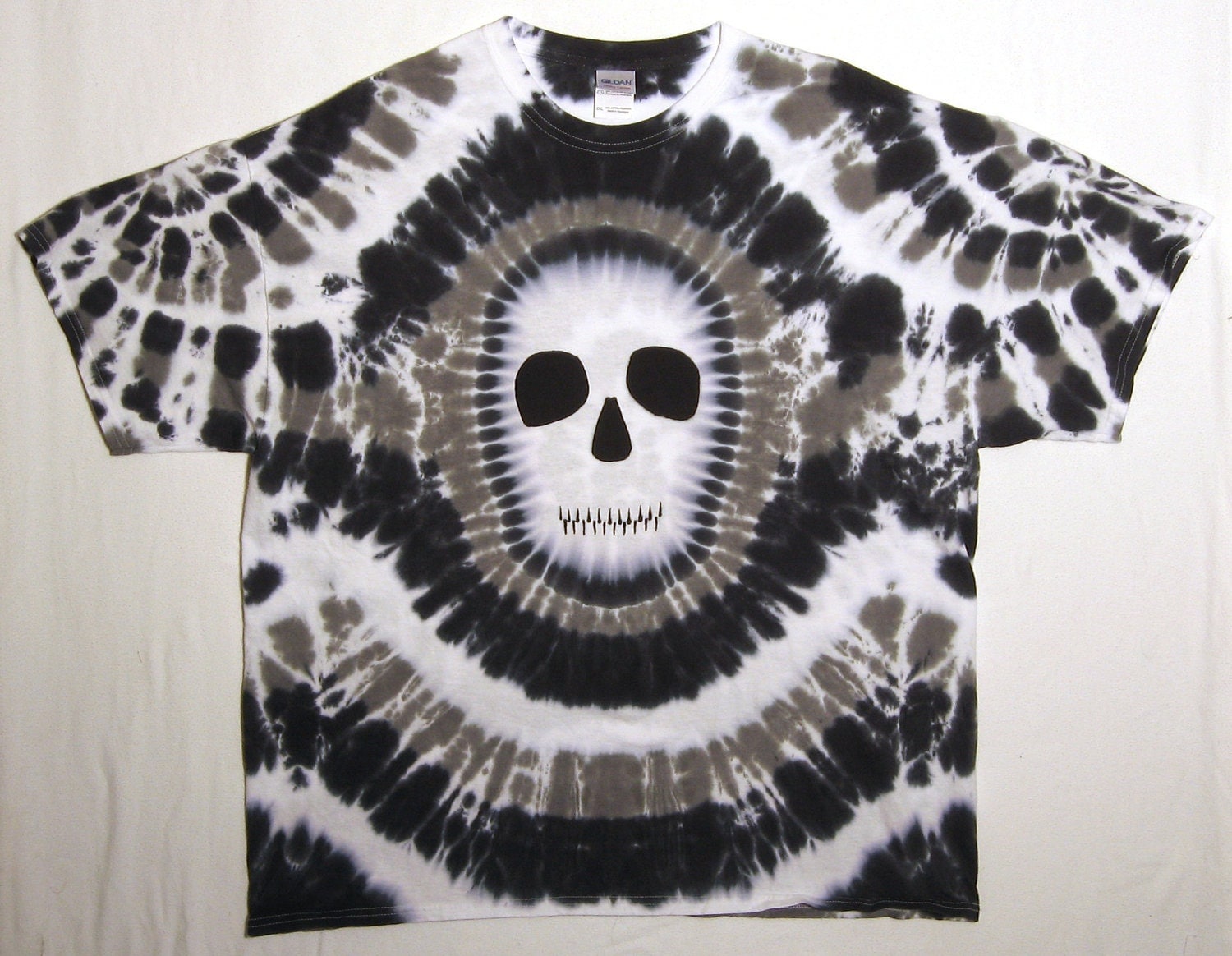 how to make black and white tie dye shirt