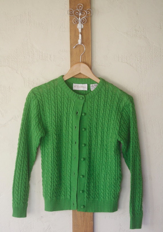 1970s bright green cable knit cardigan / preppy green sweater