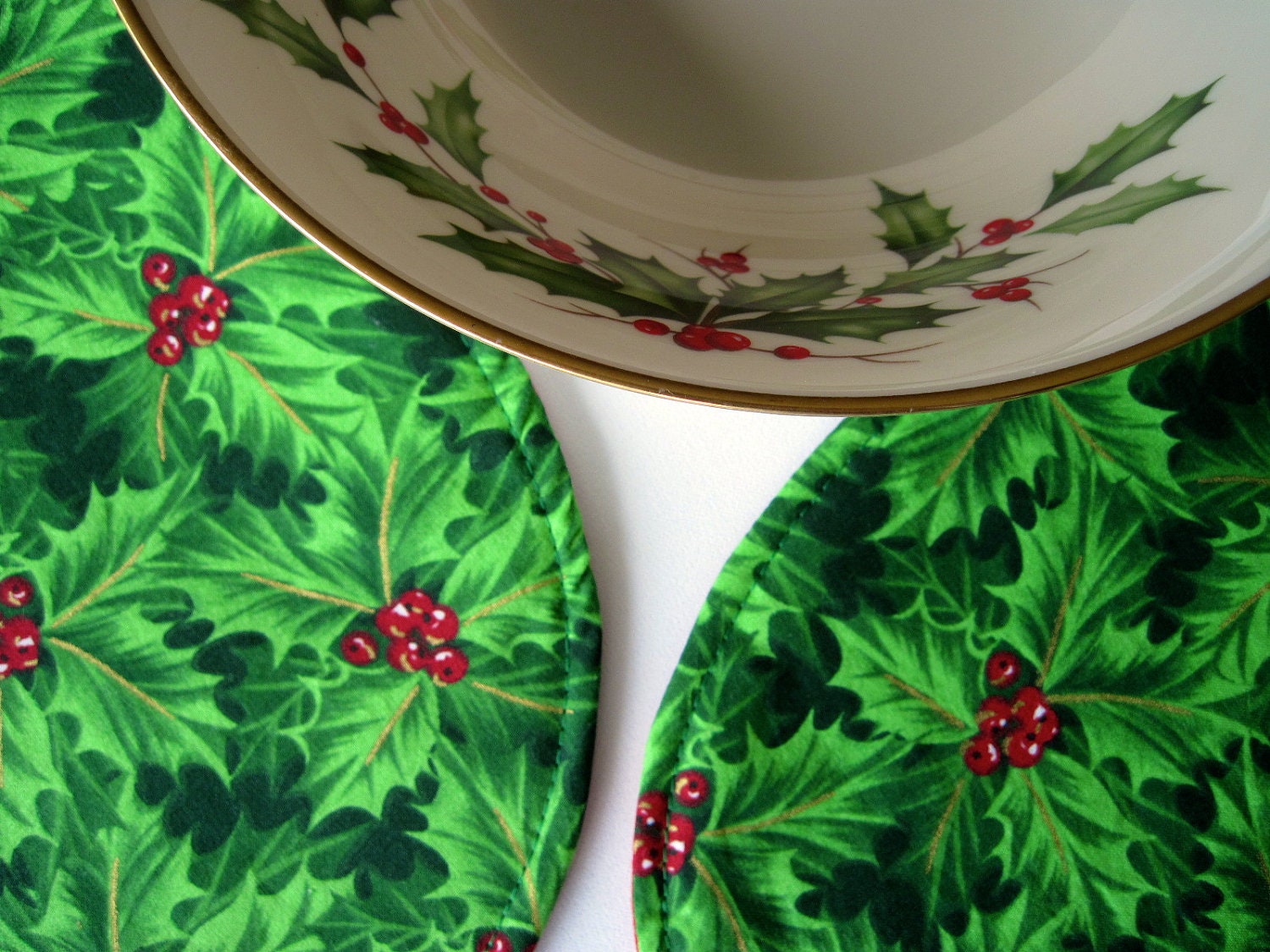Green Holly Christmas Placemats Set of 2 Oval Reversible Holly