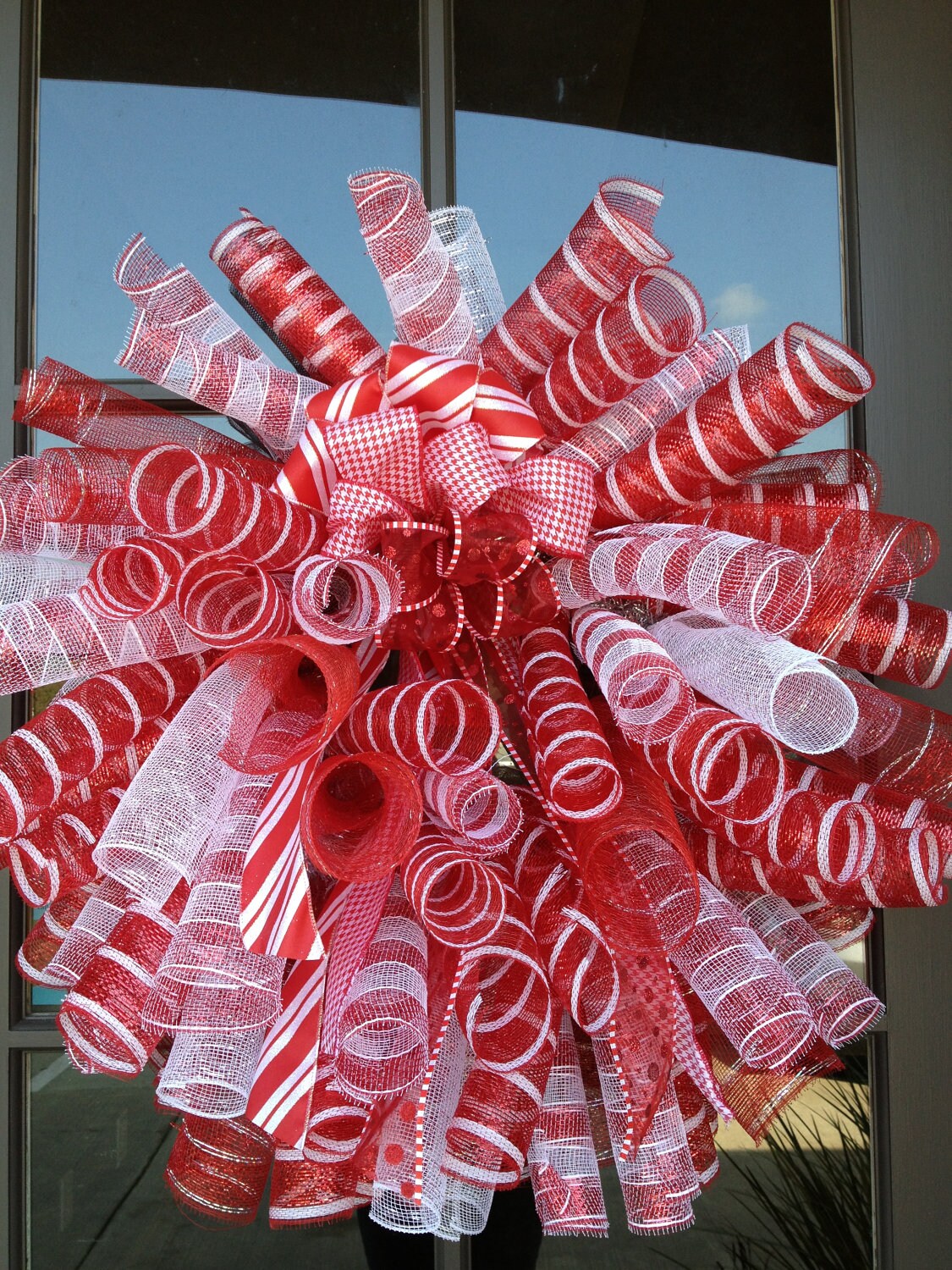christmas spiral mesh wreath with bow, mesh wreath, poly mesh wreath, red and white wreath