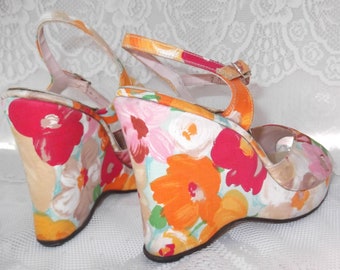 Vintage 1960s 1970s Shoes Platforms Peep Toes Sandals Flowers Floral Fabric Hippie Size 7 M
