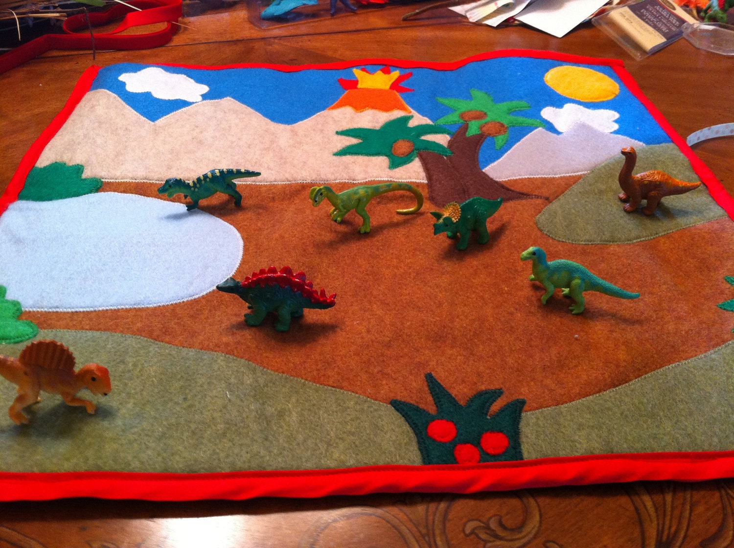 Felt Play Mat: A Roll-Up Dinosaur Themed Felt Board for