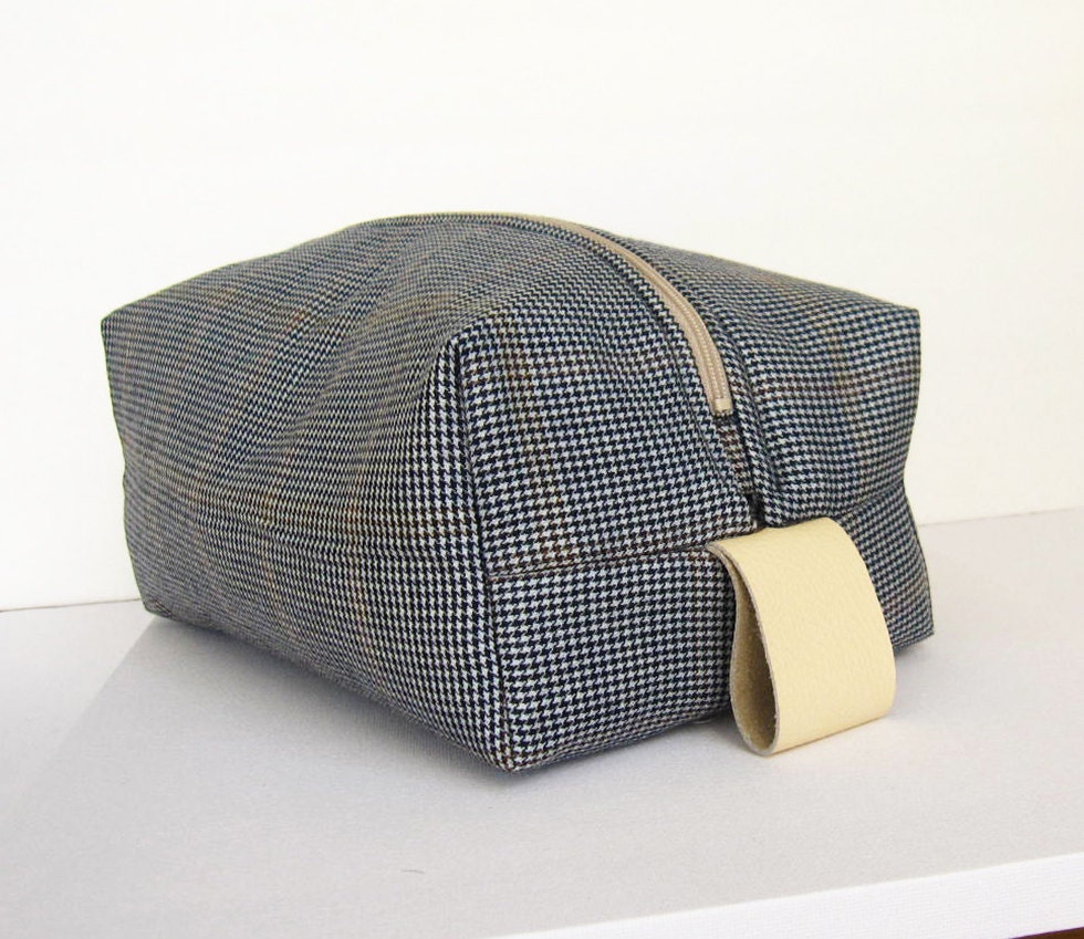 Wool toiletry bag for men wash bag in houndstooth pattern