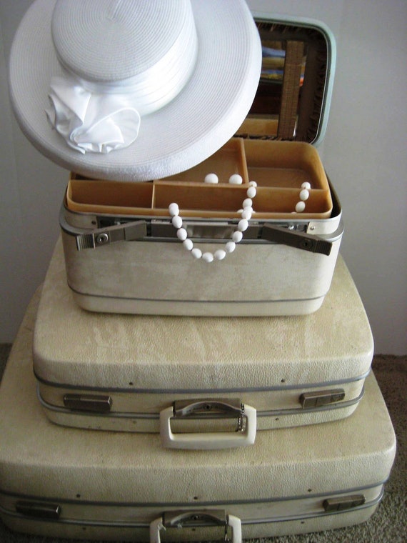 Vintage Luggage SALE White 3 pc set Very Good Condition