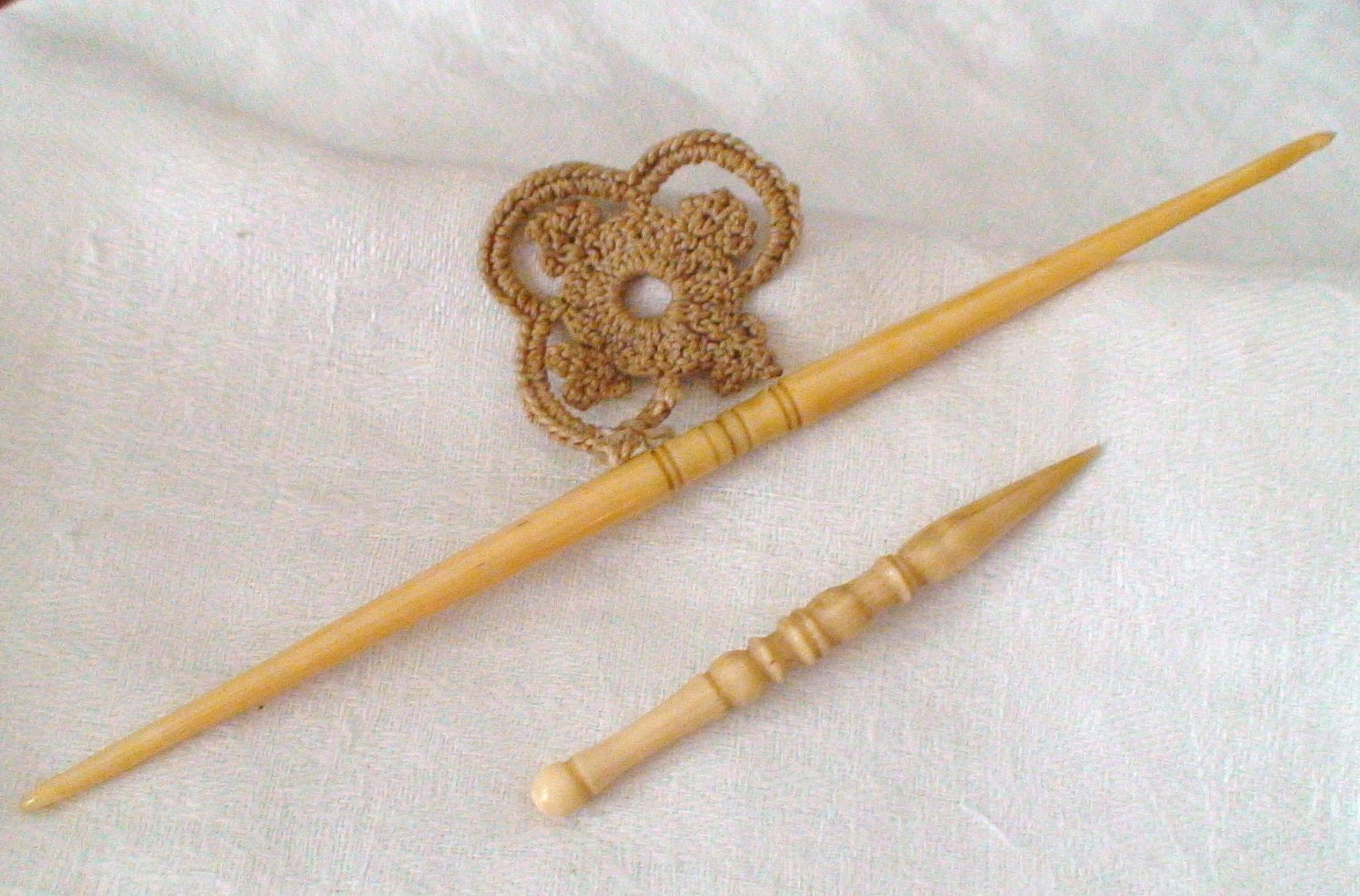 Vintage PreBan Ivory DoubleEnded Crochet Hook Center Screw