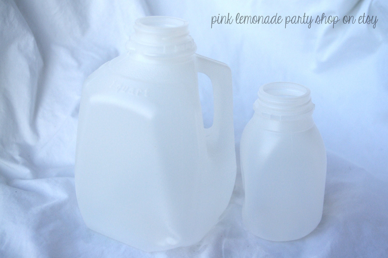 PLaStic MiLK JuGsQuart size32ozset of 3 with chalkboard