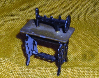 Dollhouse Sewing Machine.....Treadle Sewing Machine