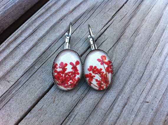 Originales pendientes rojos hechos a mano con flores secas , Bisuteria Botanica