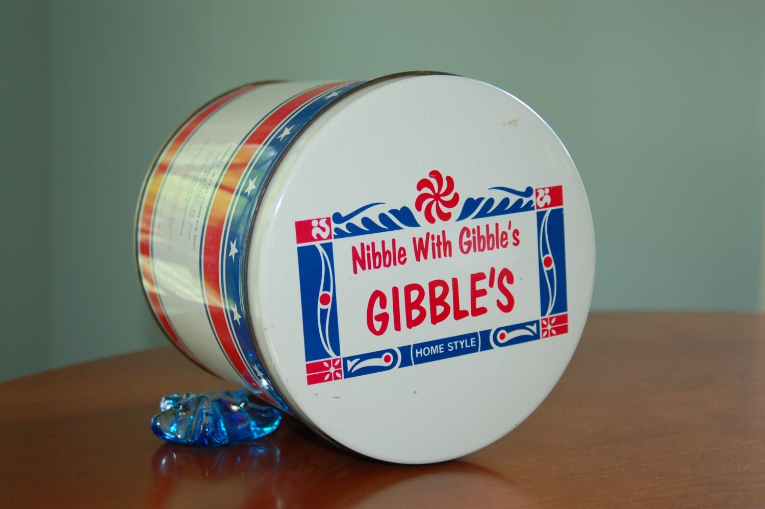 1976 Bicentennial Commemorative Nibble With Gibble's Tin