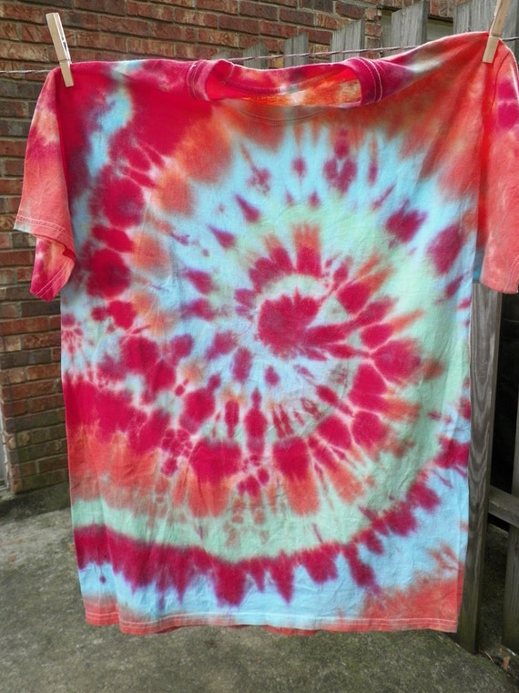 Tie Dye T-shirt Size L Swirl spiral green blue red and
