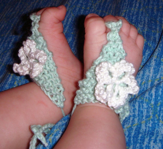 Tiny flower sandals knitting pattern by Naonu on Etsy