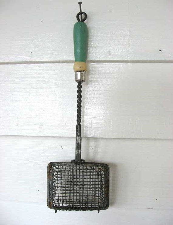 Vintage 1930's Wooden Handle Wire Mesh Soap Saver in Aqua