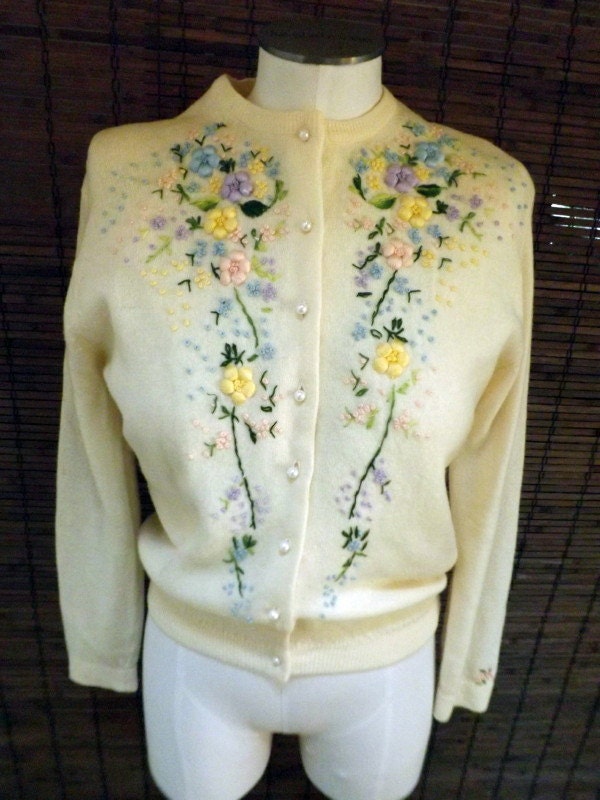 Vintage 50s Floral Embroidered Cream Cardigan M