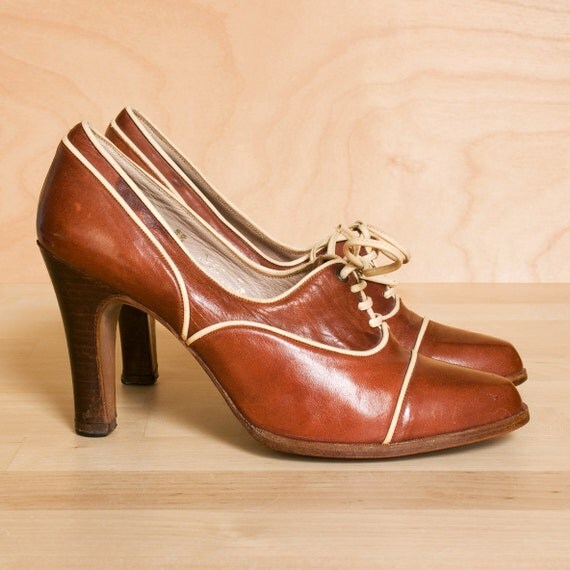 Oxford heels 7.5. Vintage 1970s Florsheim tan & cream by kenaione