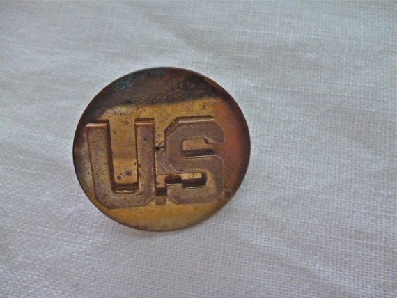 WWII U.S. military brass pin button Krew GI marked