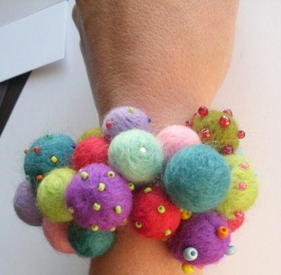 Needle felted ball bracelet pattern