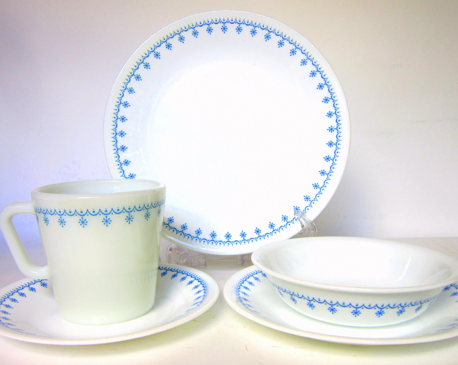30Pc Corelle Snowflake Blue Dinnerware Set for 6