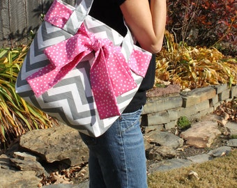 LARGE gray and white CHEVRON stripe zigzag Handbag/ Diaper Bag/ Purse/ Tote/ Beach Bag with Pink Polka Dot Bow/Sash and 4 Interior Pockets
