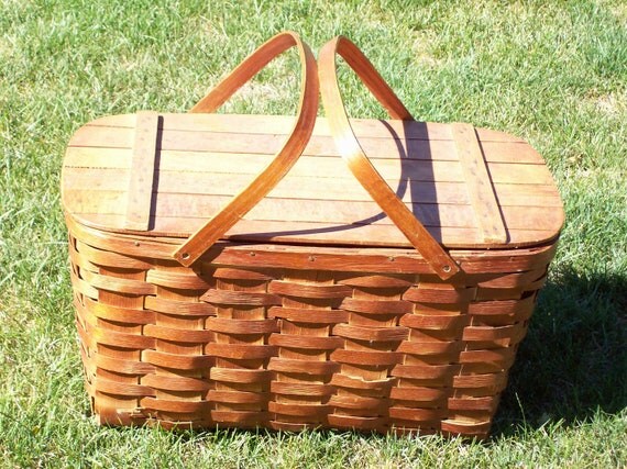 Decorating With Vintage Picnic Baskets 1