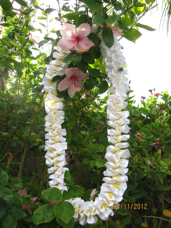 Plumeria Lei by HanaLeis on Etsy