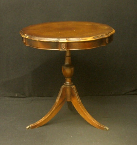 Mahogany Duncan Phyfe Style Pie Crust Accent End Drum Table