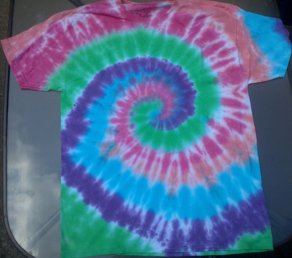 Tie dye T-shirt Size L Swirl/Spiral green purple orange
